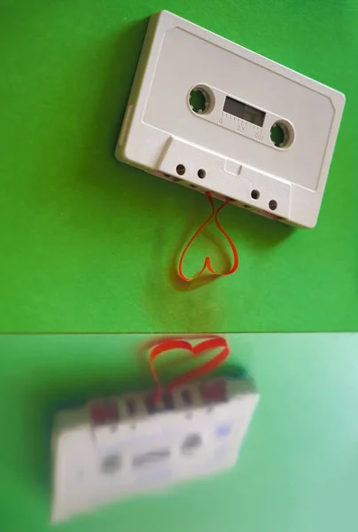 Tape Die Uit Cassette Komt Een Hart Vorm Vormen Vintage — Stockfoto