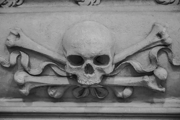 古代は頭蓋骨の恐ろしい彫刻を破壊し 骨を横切った バロック彫刻大理石の頭蓋骨と骨の装飾 — ストック写真