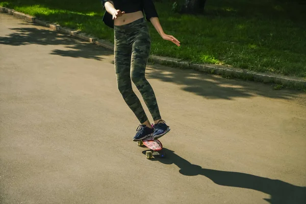 Sin Cara Una Chica Joven Con Monopatín Skateboard Femenino Skatepark — Foto de Stock