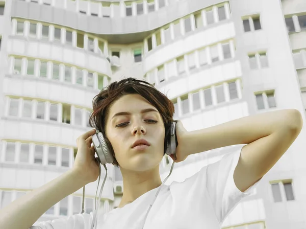 Menina Bonito Fora Ouvindo Música Jovem Feliz Ouvindo Música Dançando — Fotografia de Stock