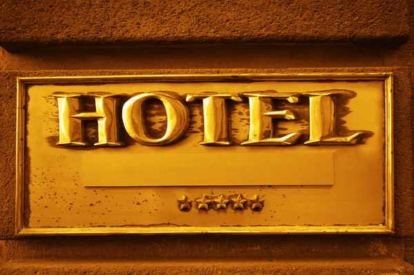 5つ星ホテルのゴールデンボードまたは看板 5つ星ホテルの看板 星の宣言を持つホテルの看板を持つ建物の壁 — ストック写真