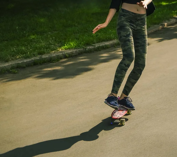 Sin Cara Una Chica Joven Con Monopatín Skateboard Femenino Skatepark —  Fotos de Stock