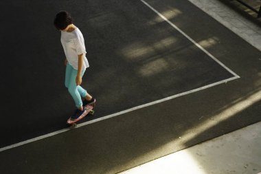 uzun paten tahtası ile genç kız portresi paten parkı arka plan üzerinde duran
