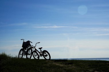 bulutlar ile günbatımı gökyüzünde bisiklet siluetleri. Bir grup bisiklet. hiçbir kişi. 