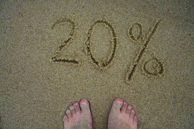 kum - 20 yüzde yirmi, - eksi % 20, üzerinde yazıt yirmi kumla dalga deniz üzerinde yazıt