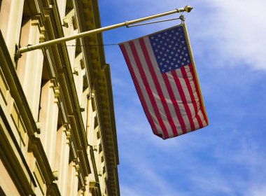  Alexandria, Virginia'da bir binaya Amerikan bayrağı asılmış.