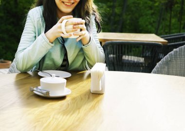 Kız kafenin balkonunda kahve fincan zevk . Sokak kafede kahve içen mutlu genç bayan Portresi. 