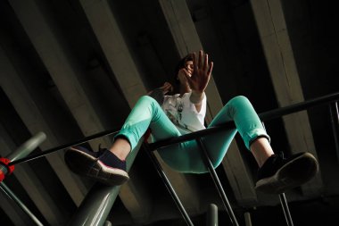 barın üstünde kız ve köprünün altından elini çeker