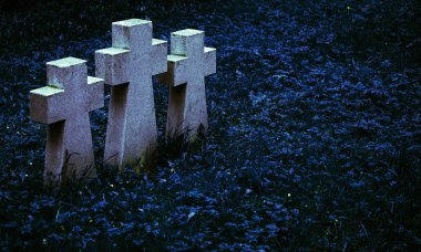 üç gri granit ölü, kavram, yakın çekim anısına yan yana haçlar.