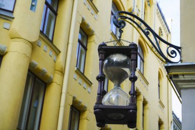 Eski şehrin cephesinin arka planında kum saati