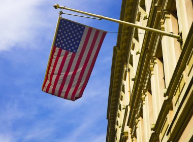  Alexandria, Virginia'da bir binaya Amerikan bayrağı asılmış.