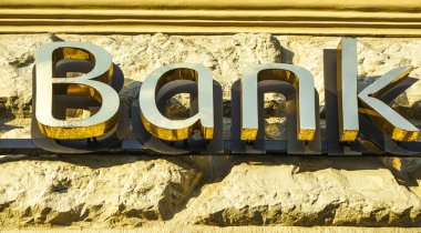 Süs ferforje ve altın harflerle eski moda banka işareti. Bir bankanın dış cephesini inşa etmek. Finans sembolü. 