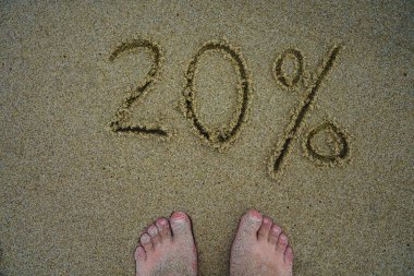 kum - 20 yüzde yirmi, - eksi % 20, üzerinde yazıt yirmi kumla dalga deniz üzerinde yazıt