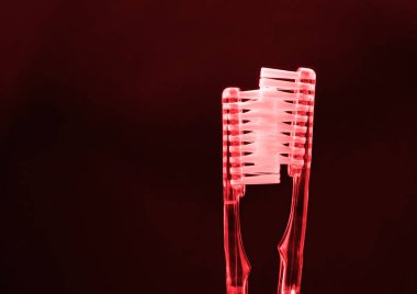 mavi arka plan üzerinde iki şeffaf diş fırçası. flört ve öpücük çift kavramı. seks fikri