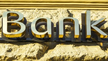 Süs ferforje ve altın harflerle eski moda banka işareti. Bir bankanın dış cephesini inşa etmek. Finans sembolü. 