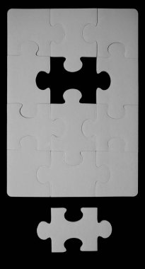 eksik kısmı. boşluk ve merkezinde eksik parçalardan biri ile beyaz yapboz - parçaları birbirine uydurma 