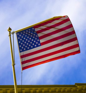  Alexandria, Virginia'da bir binaya Amerikan bayrağı asılmış.