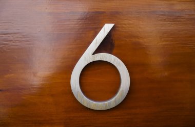 6 numara kahverengi ahşap kapı arka planı.