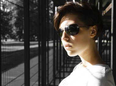 Çit borber yakınındaki sokakta şık bir saç kesimi standı ile genç güzel kız.