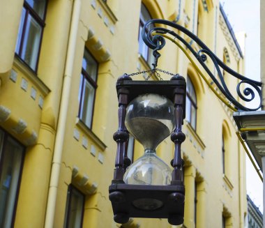 Eski şehrin cephesinin arka planında kum saati