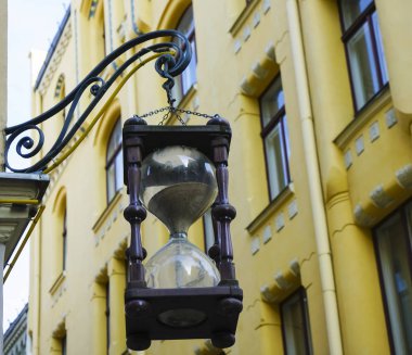 Eski şehrin cephesinin arka planında kum saati