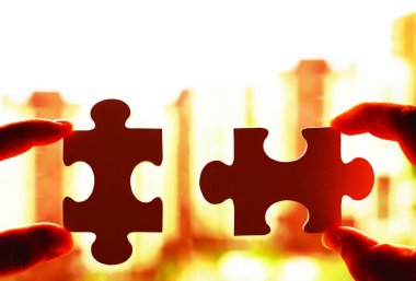 ev arka planda çift bulmaca parçası bağlamak için çalışıyor iki el. 