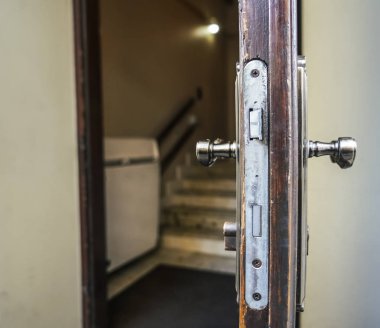 Ahşap kapı yakın çekimini açın. Mortise kapıda kilit.