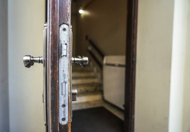 Ahşap kapı yakın çekimini açın. Mortise kapıda kilit.