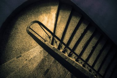 Vintage spiral merdiven. Retro vintage yaşlı merdiven. Eski vintage binada yuvarlak merdivenlerin üst görünümü. Soyut kavram. Kopya alanı. Vintage etkisi. 