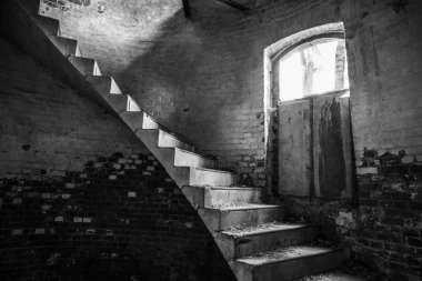 spiral merdiven aşağı görünümü. Bir deniz feneri veya su kulesi içinde spiral merdiven