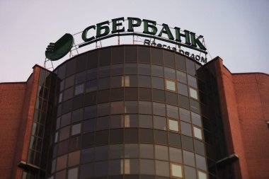 Rusya, Kaliningrad - Haziran, 23: Kaliningrad kasabasında Sberbank binası. gece sahnesi. 