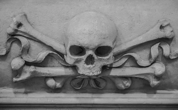 Antigo Destruiu Escultura Terrível Crânio Ossos Cruzados Crânio Mármore Esculpido — Fotografia de Stock
