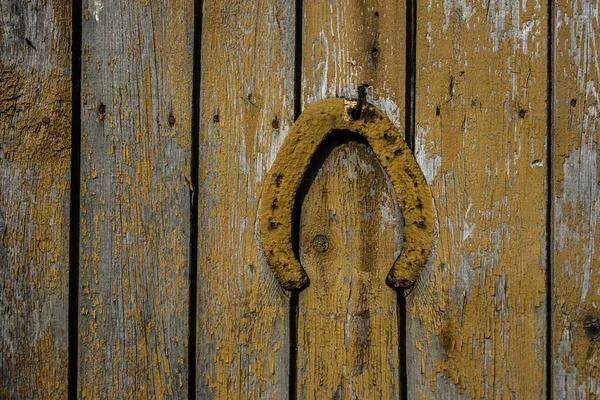 Geel Geschilderde Hoefijzer Opknoping Een Oude Houten Oppervlak Geschilderd Licht — Stockfoto