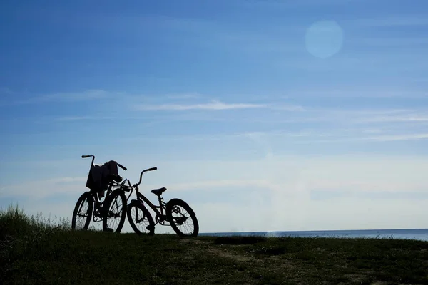 Silhouettes Vélos Sur Ciel Couchant Avec Nuages Groupe Vélos Pas — Photo