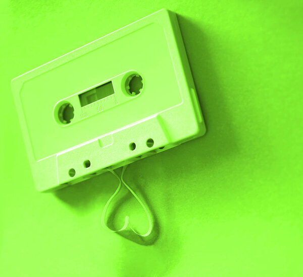 лента выходит из кассеты, чтобы сформировать форму сердца. Винтажная аудиокассета
 