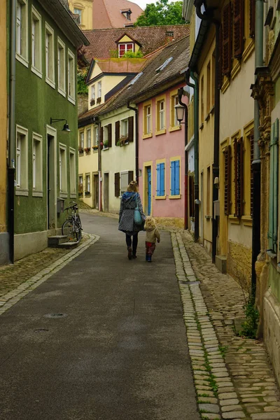 Família Feliz Mãe Filha Desfrutando Tempo Juntos Caminhar Cidade Rua — Fotografia de Stock