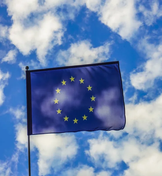 Bandera Unión Europea Ondeando Viento Sobre Asta Bandera Contra Cielo —  Fotos de Stock