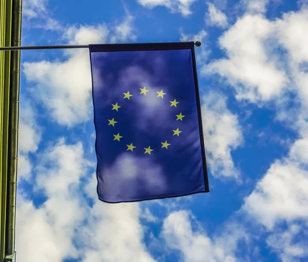 Egy Egyedül Európai Unió Zászlója Épület Homlokzatán Lóg Integet Szélben — Stock Fotó