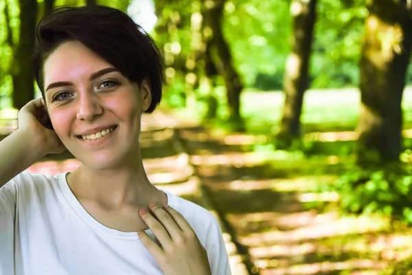 Retrato Menina Bonita Com Lindo Sorriso Sol Quente Fundo Das — Fotografia de Stock