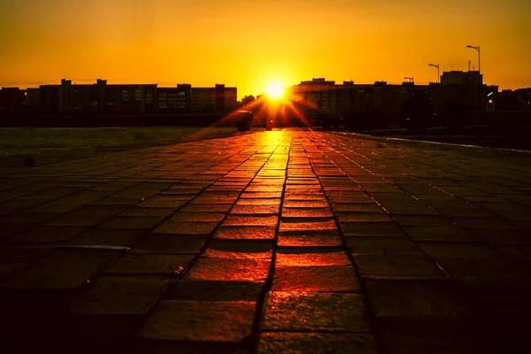 Straßenfliesen Europa Und Menschen Fuß Kopfsteinpflaster Bei Sonnenuntergang Sonnenlicht Auf — Stockfoto
