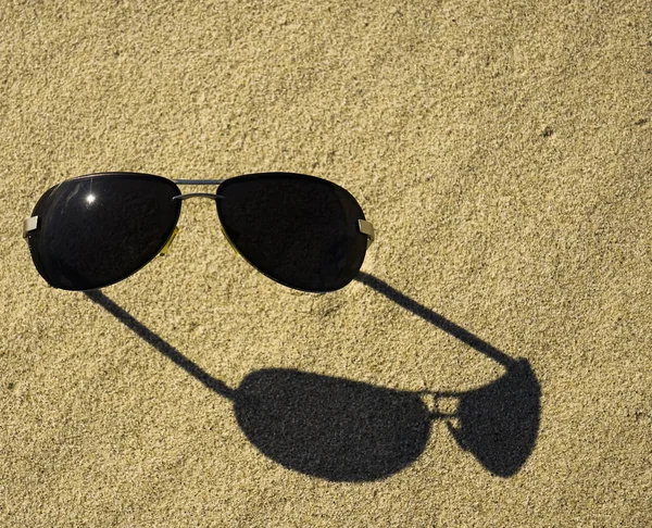 Solglasögon Stranden Sand Som Återspeglar Solen Och Himlen — Stockfoto