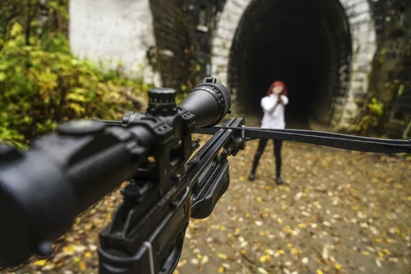 Женщина Стреляет Луком Стрелами Арбалет Пистолет Поясе Девушка Пистолетом Напротив — стоковое фото