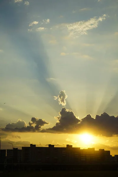 许多高层住宅在美丽的日落天空和可怕的云彩的背景下 从顶部从窗口查看 — 图库照片