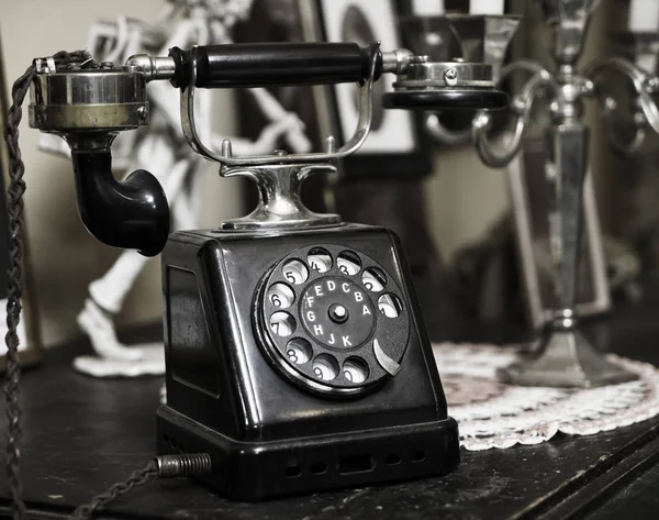 Παλιό Vintage Ηλικιωμένο Τηλέφωνο Στο Τραπέζι — Φωτογραφία Αρχείου