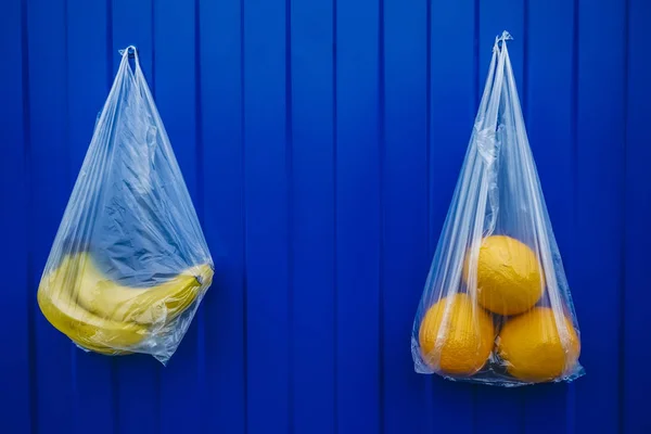 Manojo Plátanos Limones Empaquetados Bolsas Malla Reutilizables Sobre Fondo Madera — Foto de Stock