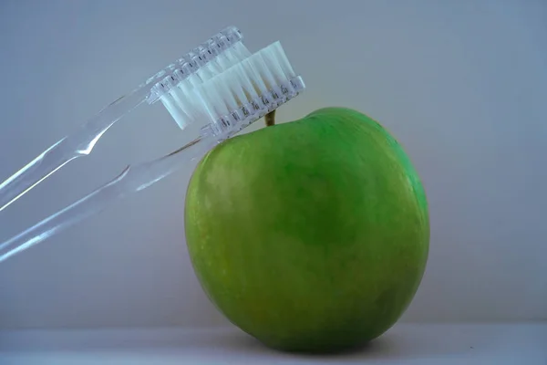 Μήλο Και Ζευγάρι Οδοντόβουρτσα Απομονωμένη — Φωτογραφία Αρχείου