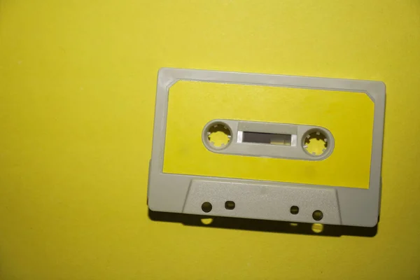 Retro Grijze Cassette Tape Gele Papieren Tabel Bovenaanzicht Ruimte Kopiëren — Stockfoto