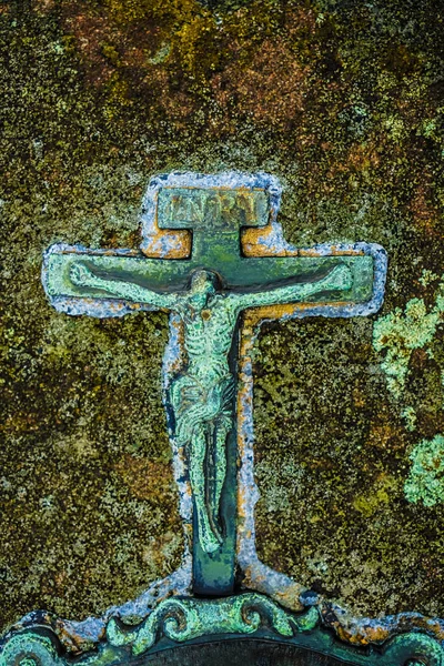 Иисус Христос Распят Металлическом Кресте Покрытом Мошами — стоковое фото
