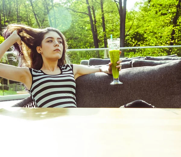 ストローで緑のカクテルスムージーを飲む若い女の子 — ストック写真