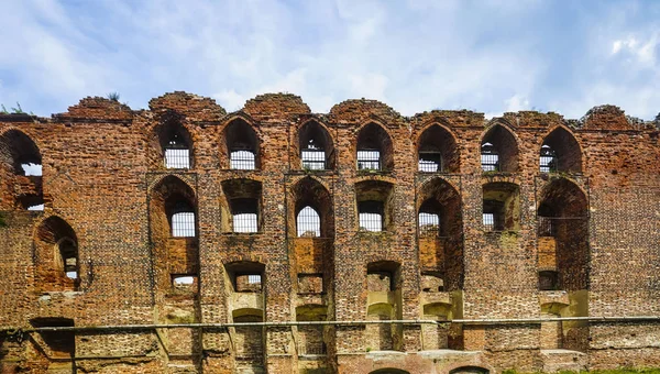 Pencereler için kemerli açıklıklar ile Antik tuğla duvar. 